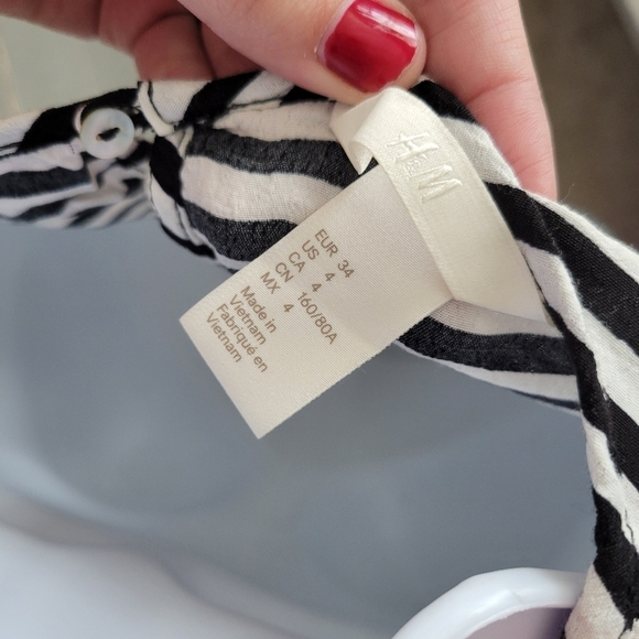 H&M Black & White Striped Blouse Short Sleeve Sz US 4 Keyhole Button Back Shirt - Picture 4 of 5